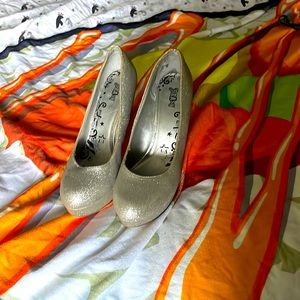 Silver sparkly platform heels. Brash size 11W in good condition.